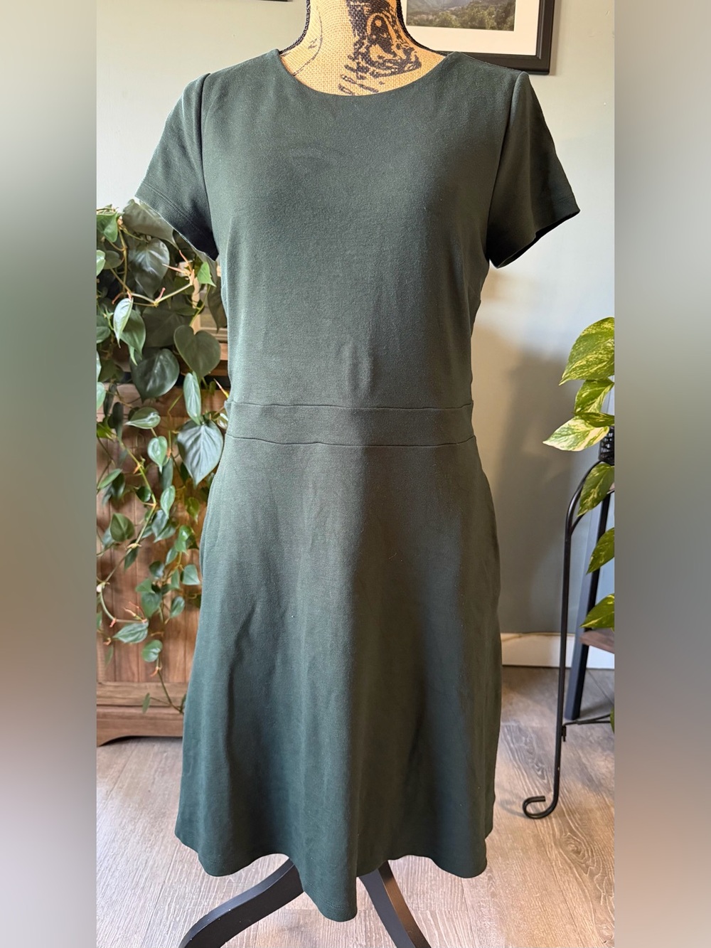 LOFT Dark Green Short Sleeve Dress. Size 8.